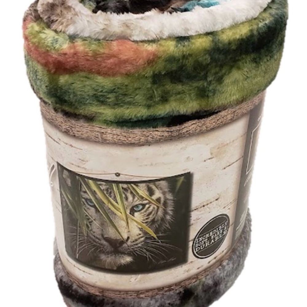 Watching & Waiting White Tiger Everwild Plush Throw. - Picture 3 of 6